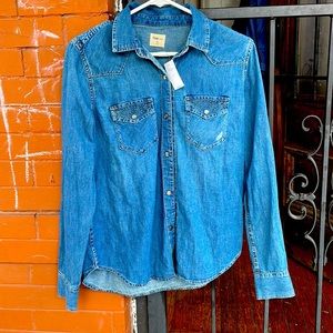 New with tags Gap 1969 Denim Shirt. Size M